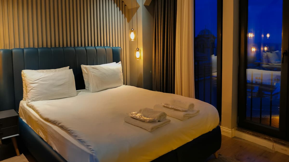 Quarto de hóspedes aconchegante com cama arrumada e vista noturna