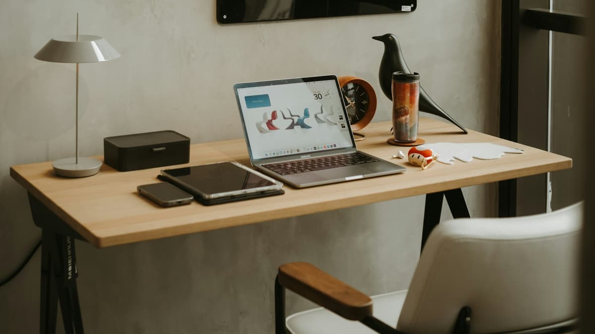 Espaço de trabalho moderno com notebook aberto sobre a mesa